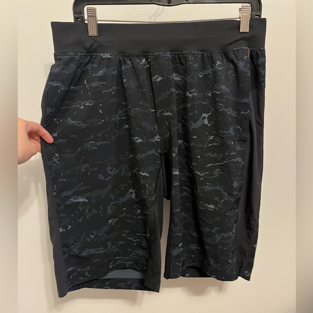 lululemon athletica Men's Black Camo-Pattern Athletic Shorts